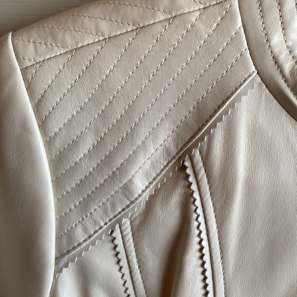 G.I.L.I. EUC Fitted Lined Zipper Close Leather Jacket Size 12 - Picture 2 of 11